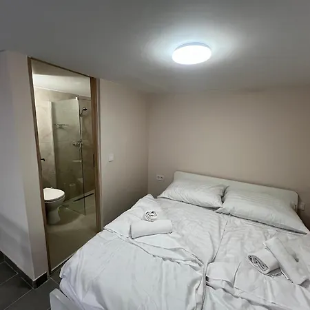 Iza-szondi Homes *